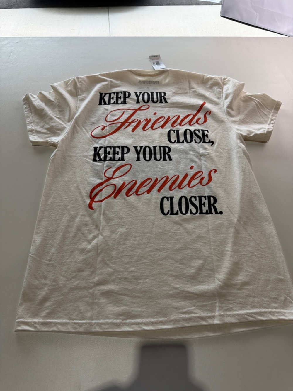 Desperate Housewives Wisteria Lane Graphic Tee - Cream with Red & Black Print M - Picture 4 of 6